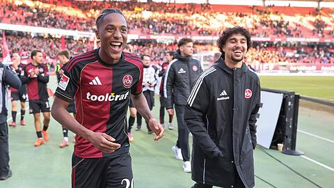 Muss den 1. FC N&uuml;rnberg nach nur einem halben Jahr wieder verlassen: Leihspieler Demba Diop (links). (Archivbild)