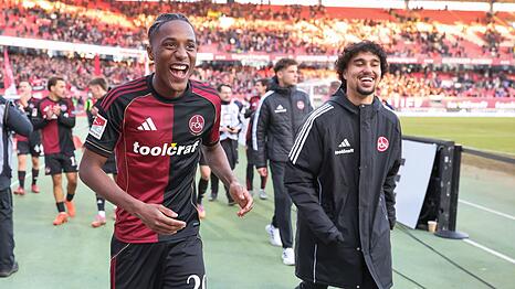 Muss den 1. FC N&uuml;rnberg nach nur einem halben Jahr wieder verlassen: Leihspieler Demba Diop (links). (Archivbild)