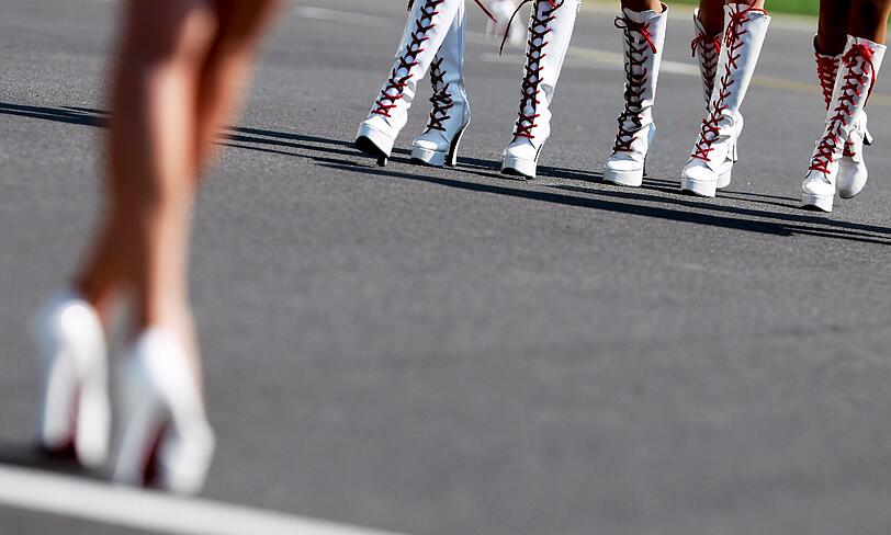 Vor den Boliden kamen die Grid-Girls.