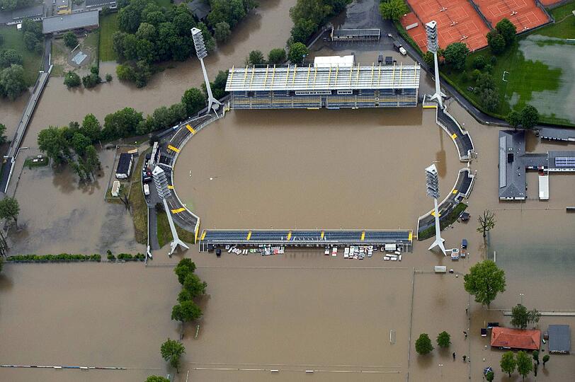 Auch den umliegenden Häusern steht das Wasser bis zum Dach.