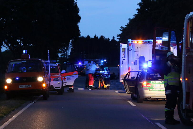 Schwerer Unfall: Ein Motorradfahrer krachte in ein entgegenkommendes Auto.