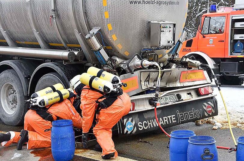 Bilder vom Unfall auf der A99: Mehrere Hundert Liter einer Abfall-Flüssigkeit sind ausgelaufen &ndash; die Autobahn musste zeitweise komplett gesperrt werden.