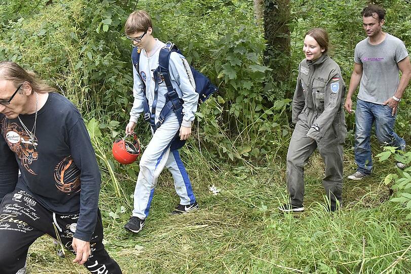 Der 16-jährige Fallschirmspringen hatte wohl ein paar Schutzengel auf seiner Seite.