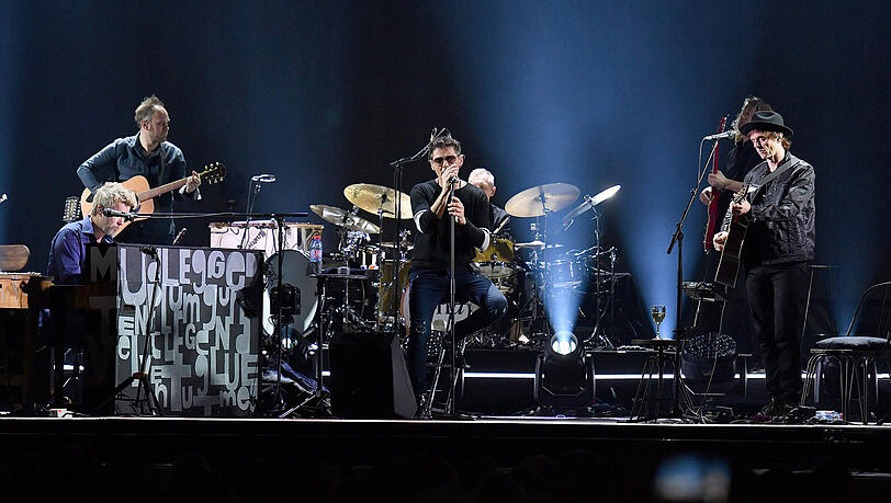 Die Musiker der norwegischen Band a-ha zeigen sich auch bei ihrem Auftritt in der Olympiahalle gewohnt unaufgeregt. Die Musiker der norwegischen Band a-ha zeigen sich auch bei ihrem Auftritt in der Olympiahalle gewohnt unaufgeregt.
