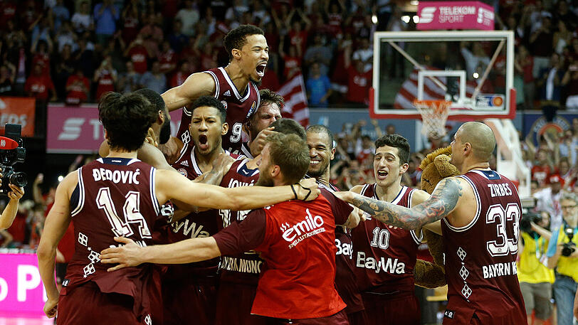 Double-Gewinner 2018: Die Bayern-Basketballer, die den Pokalsieg und die deutsche Meisterschaft feiern.