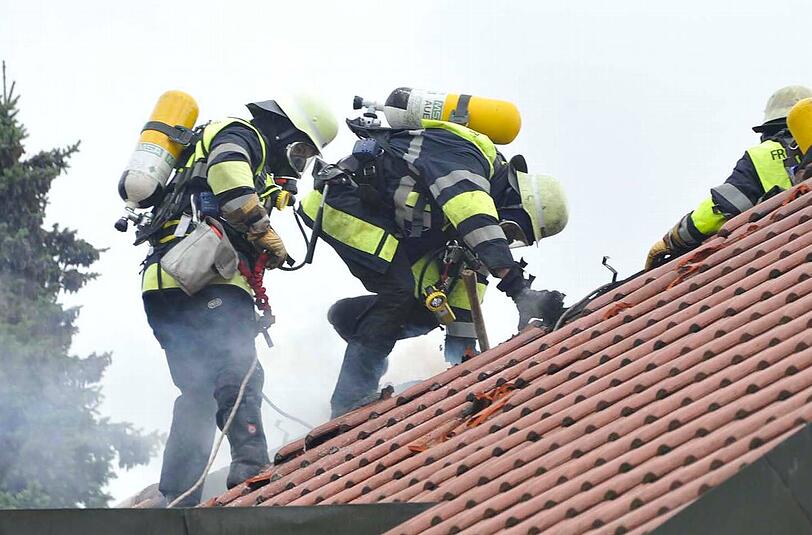Brand in Trudering: Feuerwehrmänner im Einsatz.
