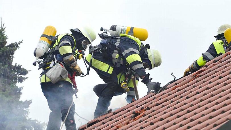 Brand in Trudering: Feuerwehrmänner im Einsatz. Brand in Trudering: Feuerwehrmänner im Einsatz.