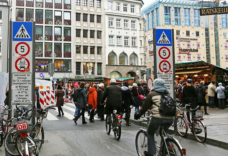 Wo heute noch zahlreiche Taxis, Busse und Räder verkehren sollen scohn bald nur noch Fußgänger gehen dürfen. Hier soll die Fußgängerzone künftig verlaufen, die Bilder.