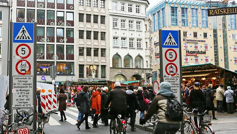 Wo heute noch zahlreiche Taxis, Busse und Räder verkehren sollen scohn bald nur noch Fußgänger gehen dürfen. Hier soll die Fußgängerzone künftig verlaufen, die Bilder. Wo heute noch zahlreiche Taxis, Busse und Räder verkehren sollen scohn bald nur noch Fußgänger gehen dürfen. Hier soll die Fußgängerzone künftig verlaufen, die Bilder.