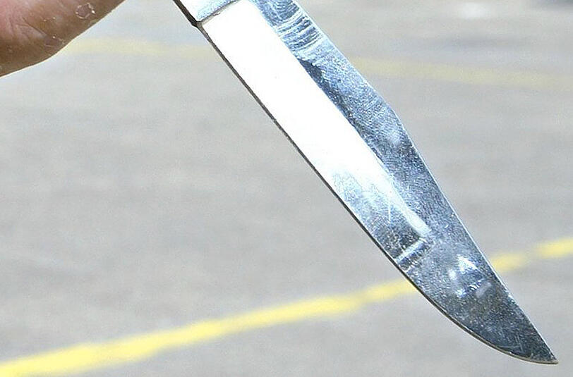 Der Räuber zeigte dem 14-Jährigen ein Messer und drohte, ihn abzustechen (Symbolbild)