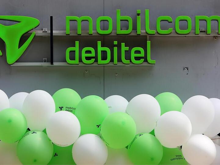 Das Logo des Mobilfunk- und Internetproviders mobilcom-debitel an einer Filiale in Düsseldorf.