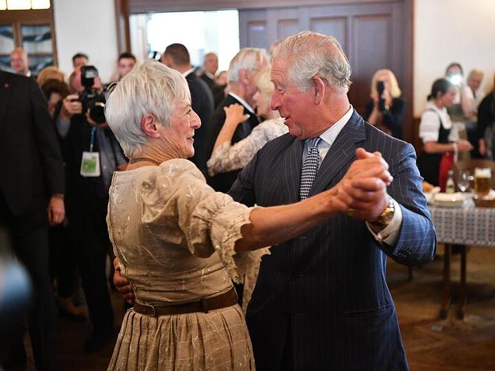 Der britische Thronfolger Prinz Charles nimmt an einem Seniorentanz im Hofbräuhaus teil. Foto: Lino Mirgeler