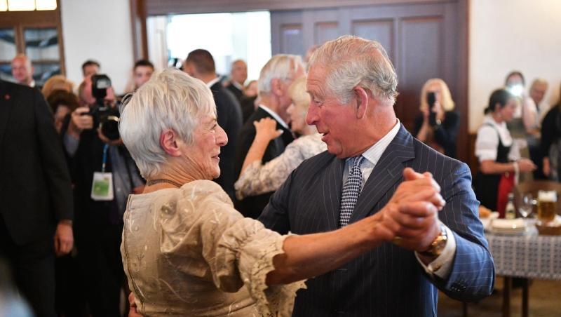 Der britische Thronfolger Prinz Charles nimmt an einem Seniorentanz im Hofbräuhaus teil. Foto: Lino Mirgeler Der britische Thronfolger Prinz Charles nimmt an einem Seniorentanz im Hofbräuhaus teil. Foto: Lino Mirgeler