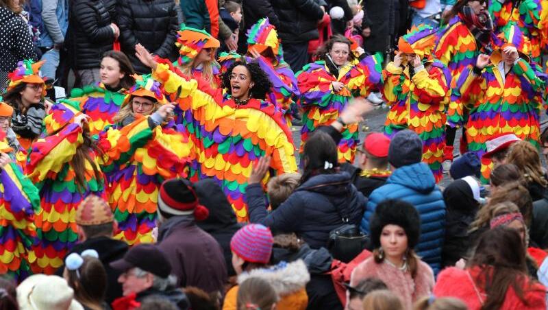 Verkleidete Teilnehmer des Faschingszuges ziehen durch die Stadt. Foto: Karl-Josef Hildenbrand/dpa Verkleidete Teilnehmer des Faschingszuges ziehen durch die Stadt. Foto: Karl-Josef Hildenbrand/dpa