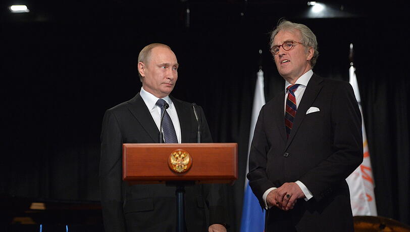 Der russische Präsident Wladimir Putin (l) und der ehemalige deutsche Botschafter in Russland, Rüdiger von Fritsch (r), bei einem russisch-deutschen Studententreffen in Moskau.