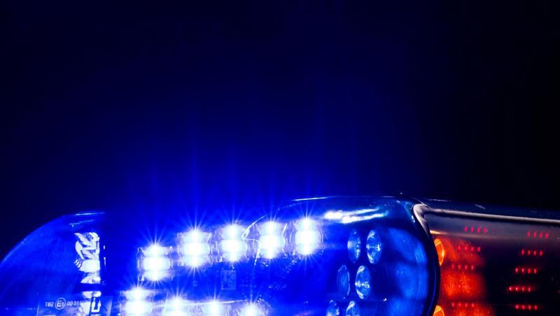 Das Blaulicht leuchtet auf dem Dach eines Polizeiwagens.