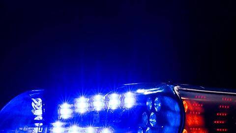 Das Blaulicht leuchtet auf dem Dach eines Polizeiwagens.