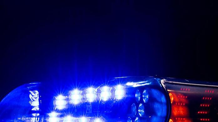 Das Blaulicht leuchtet auf dem Dach eines Polizeiwagens.
