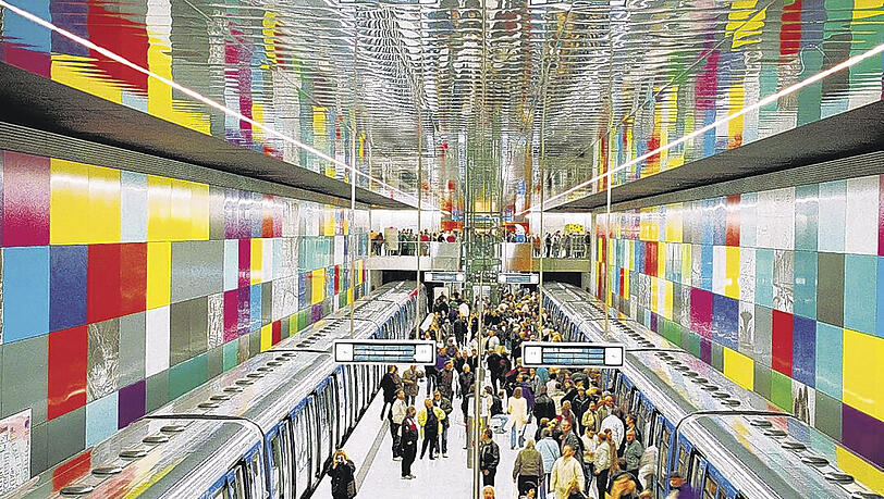 Der MVV treibt’s bunt – nicht nur hier in der schmucken U-Bahnhaltestelle Georg-Brauchle-Ring – sondern auch bei den Fahrkarten-Preisen. Der MVV treibt’s bunt – nicht nur hier in der schmucken U-Bahnhaltestelle Georg-Brauchle-Ring – sondern auch bei den Fahrkarten-Preisen.
