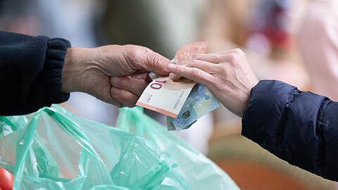 Je höher die Inflationsrate, umso weniger können sich die Menschen für einen Euro leisten. (Archivbild)