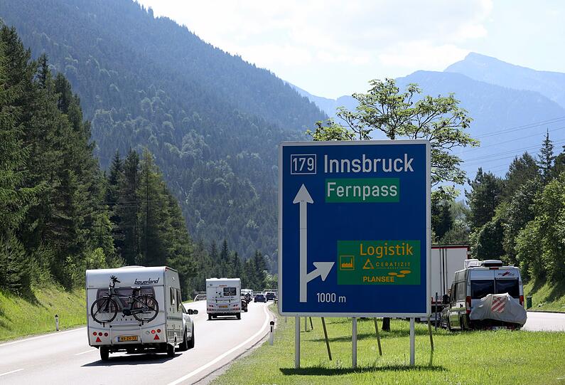Für zwei Stunden bleibt der Fernpass am 27. Juni wegen einer Demo gesperrt. Für zwei Stunden bleibt der Fernpass am 27. Juni wegen einer Demo gesperrt.