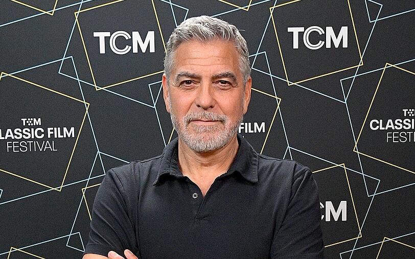 George Clooney hat bereits erste Details über "Ocean's 14" verraten. Dem Film liege ein "großartiges Drehbuch" zugrunde, erklärte er. George Clooney hat bereits erste Details über "Ocean's 14" verraten. Dem Film liege ein "großartiges Drehbuch" zugrunde, erklärte er.