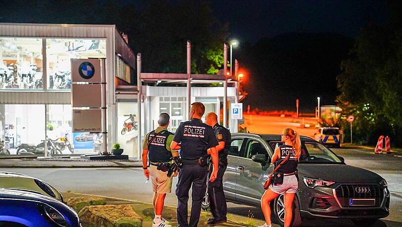 Ermittler der Polizei stehen am Einsatzort. Ermittler der Polizei stehen am Einsatzort.