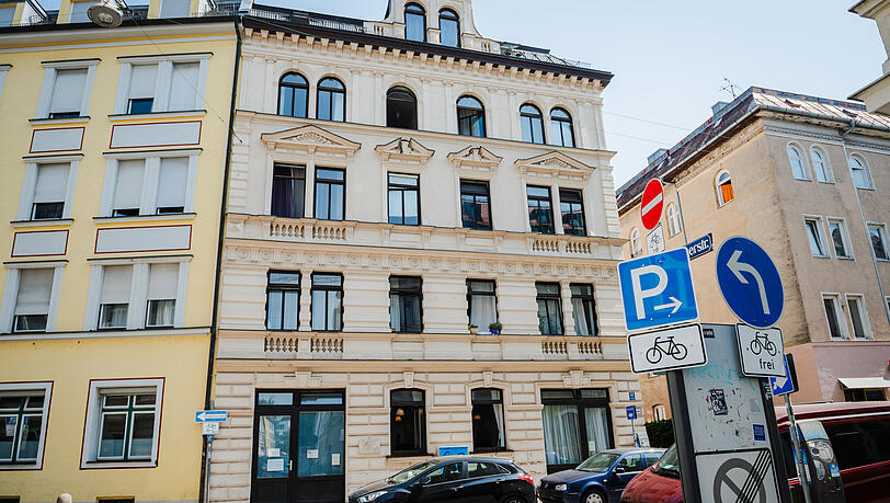 Dieses denkmalgesch&uuml;tzte Haus in der Zenettistra&szlig;e hat seit 1. August 2026 neue Besitzer. Die Mieter bef&uuml;rchten, dass diese die Immobilie per "Fix and Flip" sanieren und dann teurer weiterverkaufen werden.