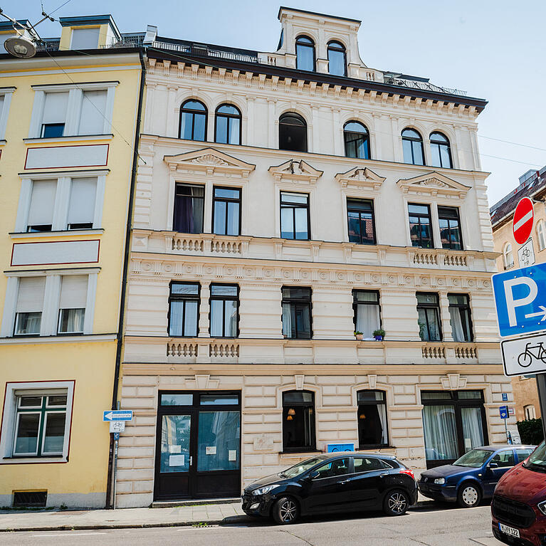 Dieses denkmalgesch&uuml;tzte Haus in der Zenettistra&szlig;e hat seit 1. August 2026 neue Besitzer. Die Mieter bef&uuml;rchten, dass diese die Immobilie per "Fix and Flip" sanieren und dann teurer weiterverkaufen werden.