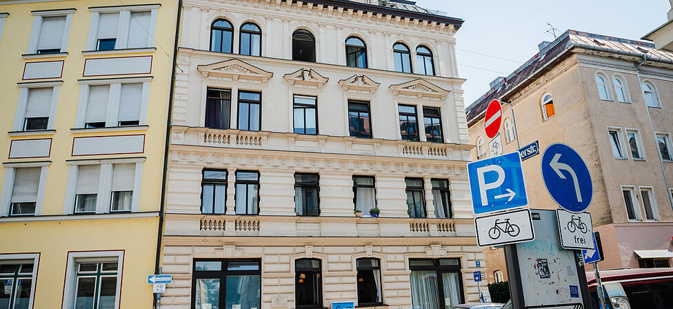 Dieses denkmalgesch&uuml;tzte Haus in der Zenettistra&szlig;e hat seit 1. August 2026 neue Besitzer. Die Mieter bef&uuml;rchten, dass diese die Immobilie per "Fix and Flip" sanieren und dann teurer weiterverkaufen werden.