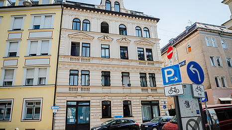 Dieses denkmalgesch&uuml;tzte Haus in der Zenettistra&szlig;e hat seit 1. August 2026 neue Besitzer. Die Mieter bef&uuml;rchten, dass diese die Immobilie per "Fix and Flip" sanieren und dann teurer weiterverkaufen werden.