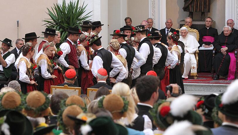 Volksmusikanten, Trachtler und Gebirgsschützen haben für Papst Benedikt XVI. einen bayerischen Festabend in der päpstlichen Sommerresidenz in Castel Gandolfo veranstaltet.