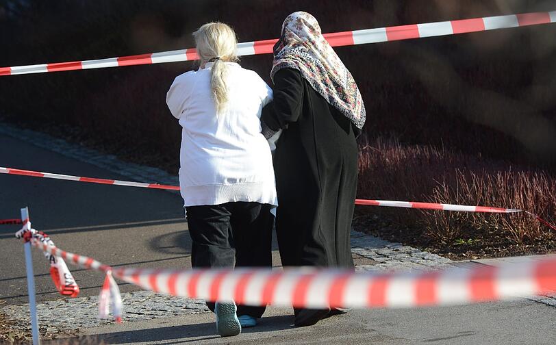 In den Flammen kamen mindestens acht Menschen ums Leben. Die Bilder von den Löscharbeiten.
