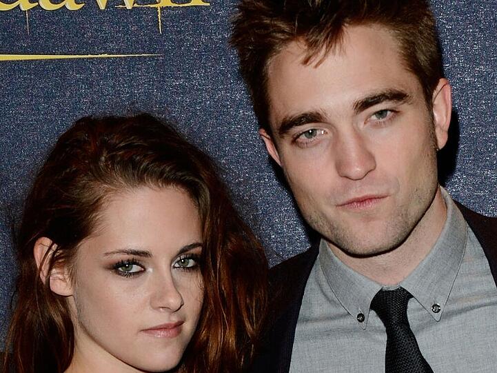 Ein Bild aus glücklichen gemeinsamen Zeiten: Kristen Stewart posiert neben Robert Pattinson auf einer Filmpremiere