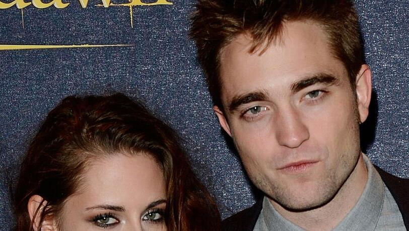 Ein Bild aus glücklichen gemeinsamen Zeiten: Kristen Stewart posiert neben Robert Pattinson auf einer Filmpremiere Ein Bild aus glücklichen gemeinsamen Zeiten: Kristen Stewart posiert neben Robert Pattinson auf einer Filmpremiere