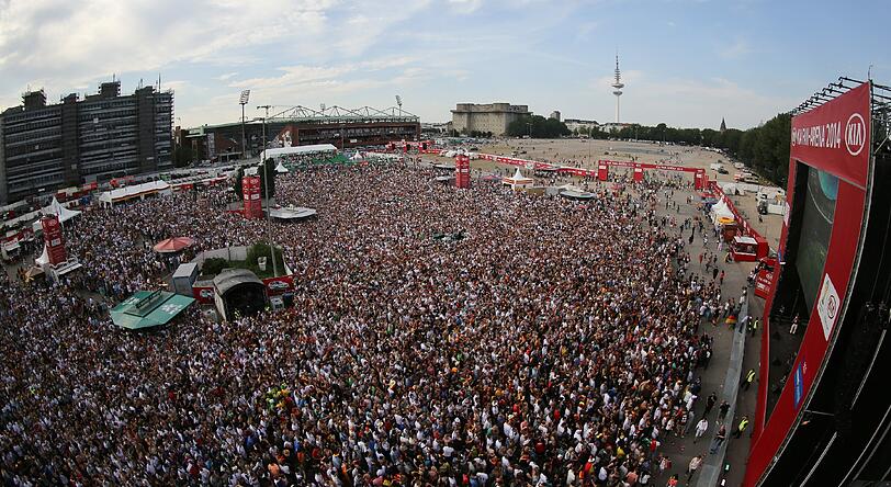 In Hamburg wird beim Fanfest gefeiert.