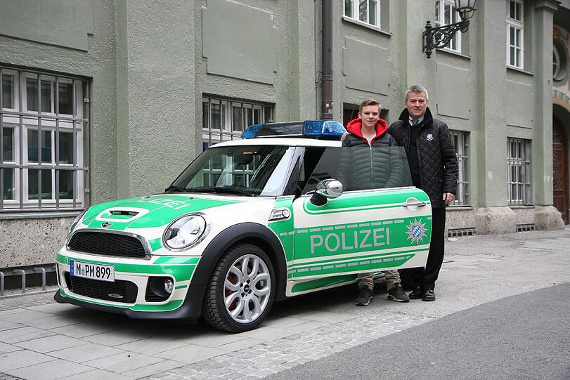 Der Held von Neubiberg: Wolfgang Wenger ehrt den 17-Jährigen, der einem Betrunkenen vor dem S-Bahn-Tod bewahrt hat.
