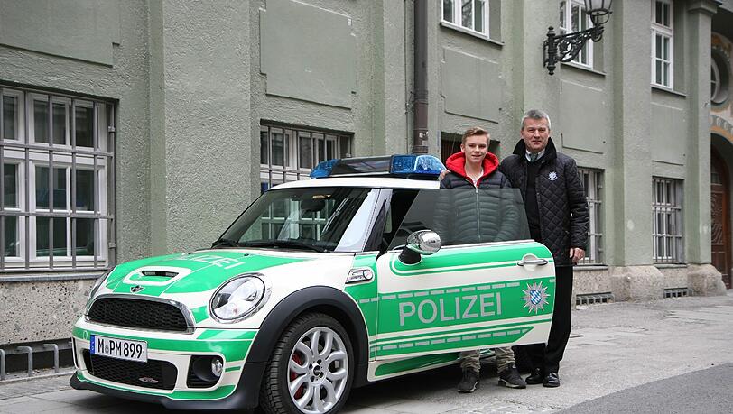 Der Held von Neubiberg: Wolfgang Wenger ehrt den 17-Jährigen, der einem Betrunkenen vor dem S-Bahn-Tod bewahrt hat. Der Held von Neubiberg: Wolfgang Wenger ehrt den 17-Jährigen, der einem Betrunkenen vor dem S-Bahn-Tod bewahrt hat.