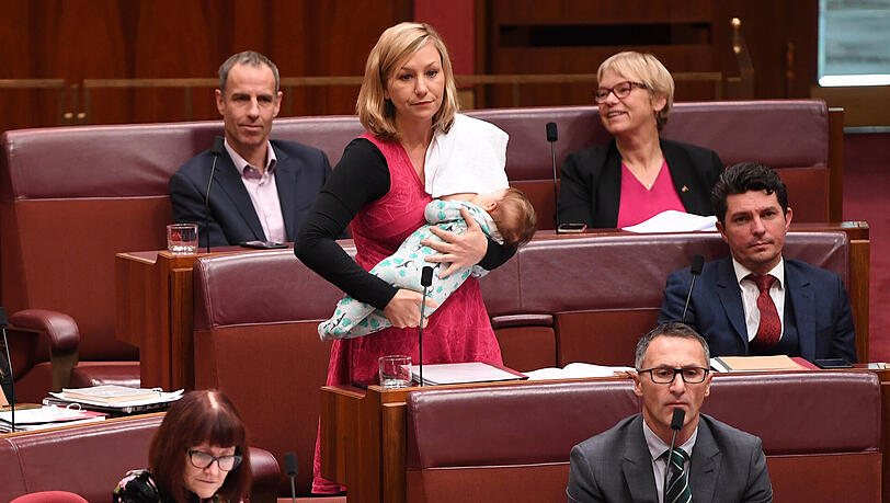 Larissa Waters, Abgeordnete der australischen Grünen, stillt während einer Sitzung des Parlaments in Canberra ihre drei Monate alte Tochter. Während Waters von vielen Usern im Netz Zuspruch für ihren offenen Umgang mit ihrem Kind bekommt, werfen ihr andere den Showeffekt vor. Foto: Lukas Coch Larissa Waters, Abgeordnete der australischen Grünen, stillt während einer Sitzung des Parlaments in Canberra ihre drei Monate alte Tochter. Während Waters von vielen Usern im Netz Zuspruch für ihren offenen Umgang mit ihrem Kind bekommt, werfen ihr andere den Showeffekt vor. Foto: Lukas Coch