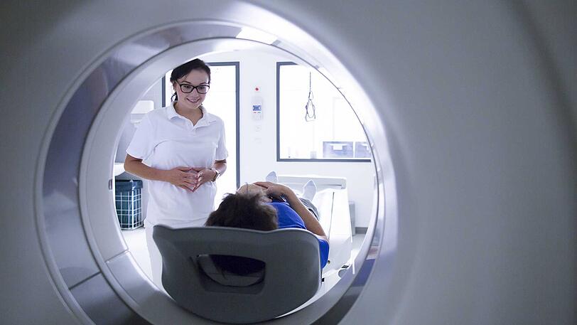 Ein CT-Scan muss fachmännisch begleitet werden: Auch eine Aufgabe von MRTAs.