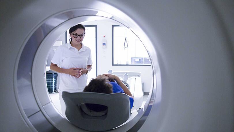 Ein CT-Scan muss fachmännisch begleitet werden: Auch eine Aufgabe von MRTAs.