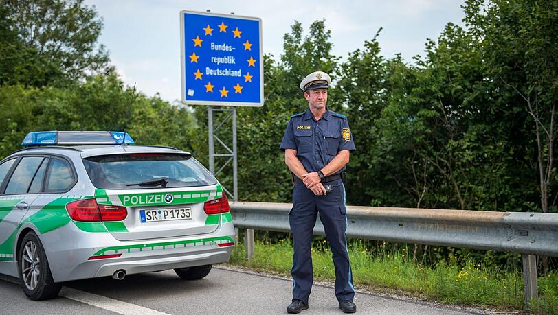 Ein Beamter der bayerischen Grenzpolizei steht am Grenzübergang Kirchdorf an der deutschen Staatsgrenze. Ein Beamter der bayerischen Grenzpolizei steht am Grenzübergang Kirchdorf an der deutschen Staatsgrenze.