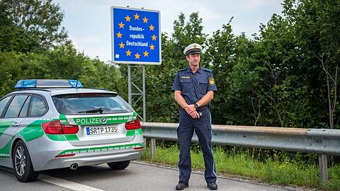 Ein Beamter der bayerischen Grenzpolizei steht am Grenzübergang Kirchdorf an der deutschen Staatsgrenze.