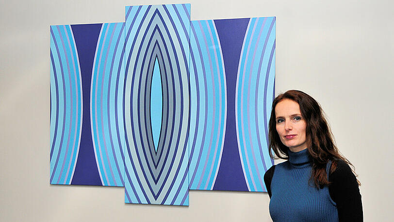 Die Künstlerin Krisztina Dózsa-Farkas vor ihrem Acryl-Bild \"Geheimnis\.

Bildunterschrift: Künstlerin Kisztina Dózsa-Farkas vor ihrem Acryl-Bild \"Erstrahlen&ldquo;