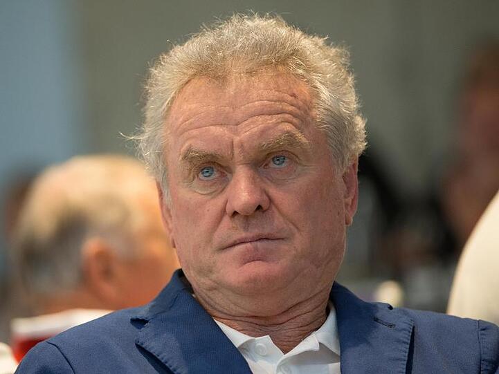Sepp Maier sitzt bei einer Ausstellungseröffnung im Publikum. Foto: picture alliance / dpa / Archivbild
