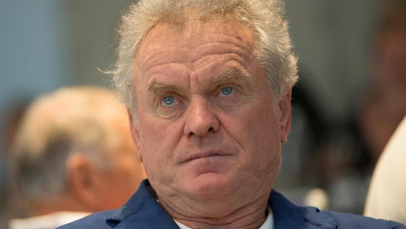 Sepp Maier sitzt bei einer Ausstellungseröffnung im Publikum. Foto: picture alliance / dpa / Archivbild