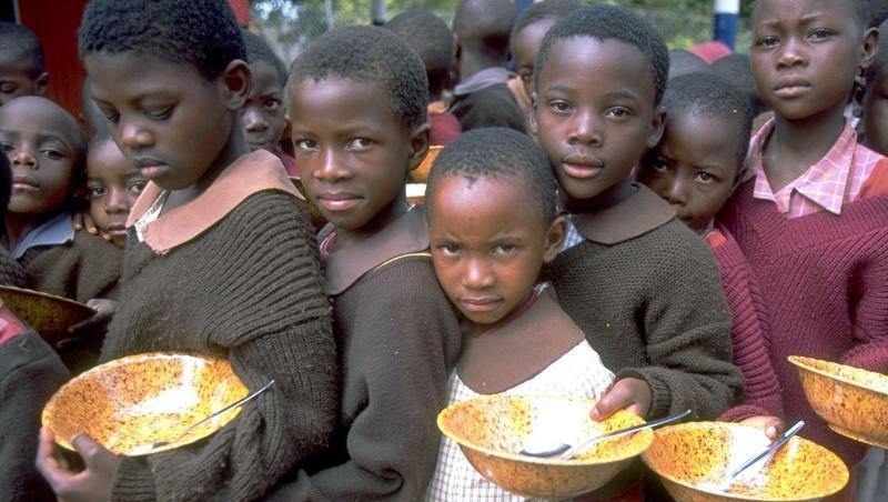 Warten auf eine Mahlzeit: In vier Ländern - Tschad, Madagaskar, Jemen und Sambia - ist die Hungerlage "sehr ernst". Warten auf eine Mahlzeit: In vier Ländern - Tschad, Madagaskar, Jemen und Sambia - ist die Hungerlage "sehr ernst".