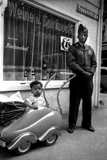 Amerikanischer Soldat mit Kind, ein Foto an der Sporerstraße beim Rathaus um 1953.