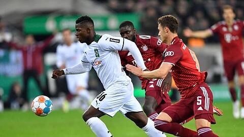 Mönchengladbachs Breel Embolo (l) in Aktion gegen Münchens Joshua Kimmich und Münchens Dayot Upamecano.