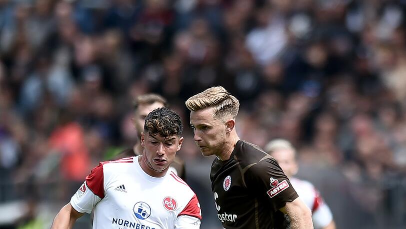 Johannes Eggestein (r) vom FC St. Pauli und Taylan Duman vom 1. FC Nürnberg kämpfen um den Ball.